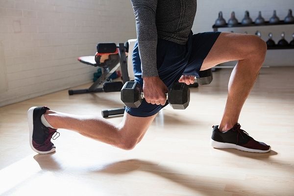 Bài tập chân Dumbbell Lunge để sút bóng mạnh