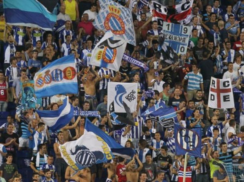 CĐV Espanyol trong trận derby 2014