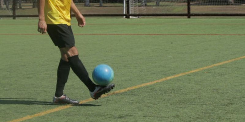 A guide to the correct technique for juggling a soccer ball