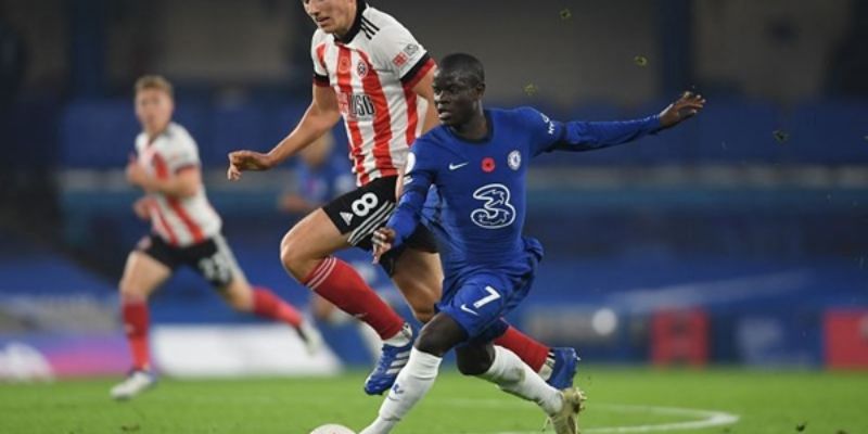 The role of the midfielder with various positions in football